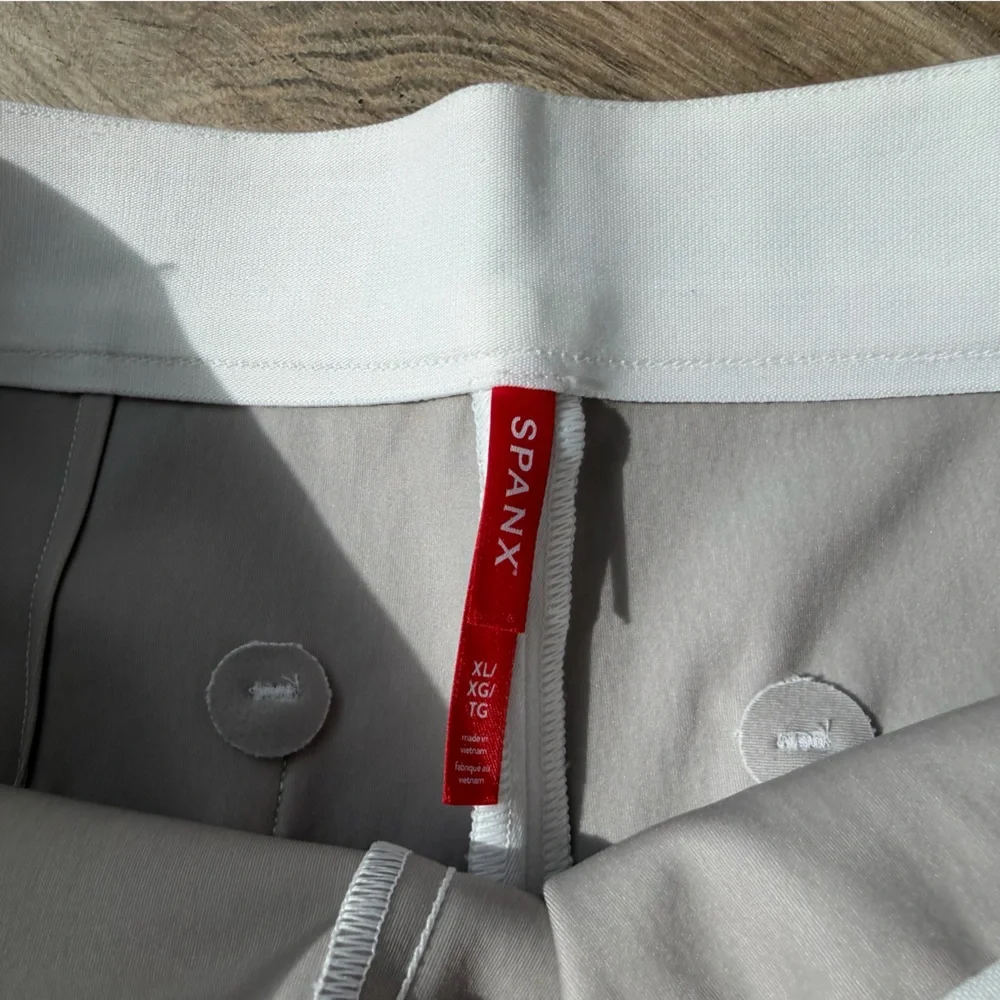 SPANX Classic White Shapewear Shorts with Branded Tag - Picture 4 of 4